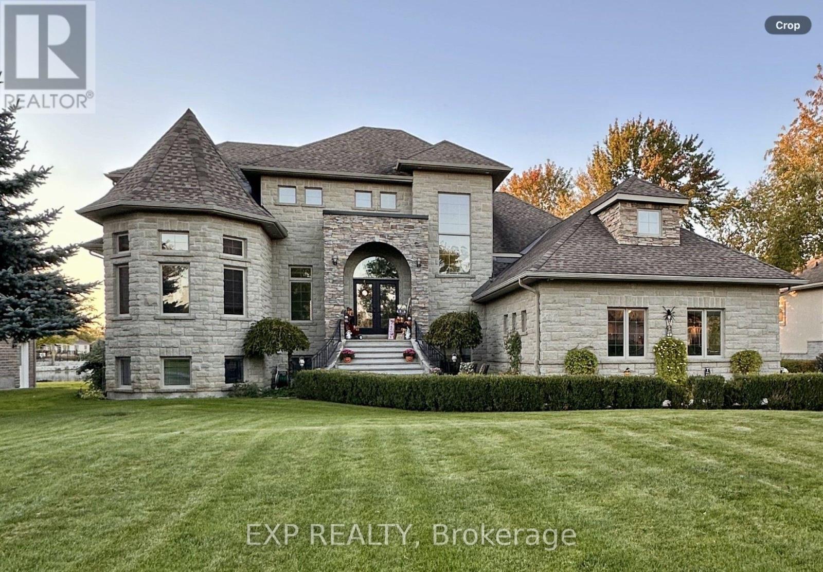 6715 Suncrest Drive, Ottawa, Ontario