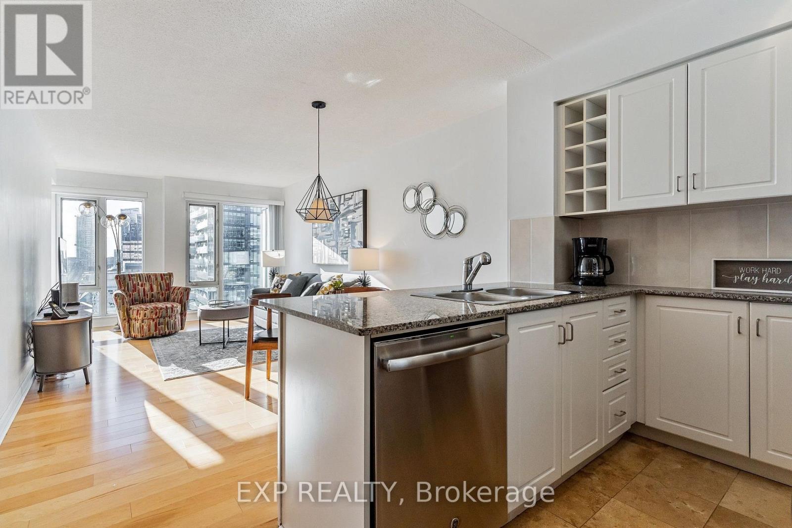 3205 - 210 Victoria Street, Toronto, Ontario  M5B 2R3 - Photo 2 - C13846662