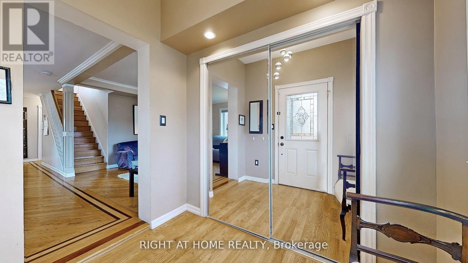 68 Eaglewood Boulevard E, Mississauga, Ontario  L5G 1V4 - Photo 4 - W13846646