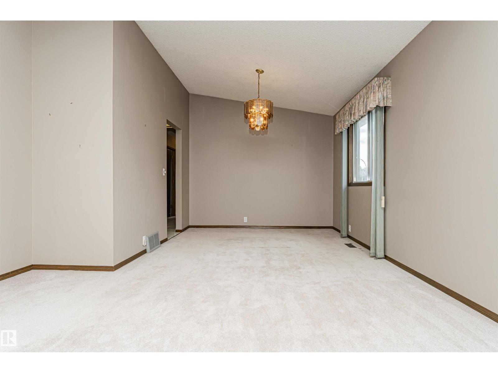 15903 111 ST NW