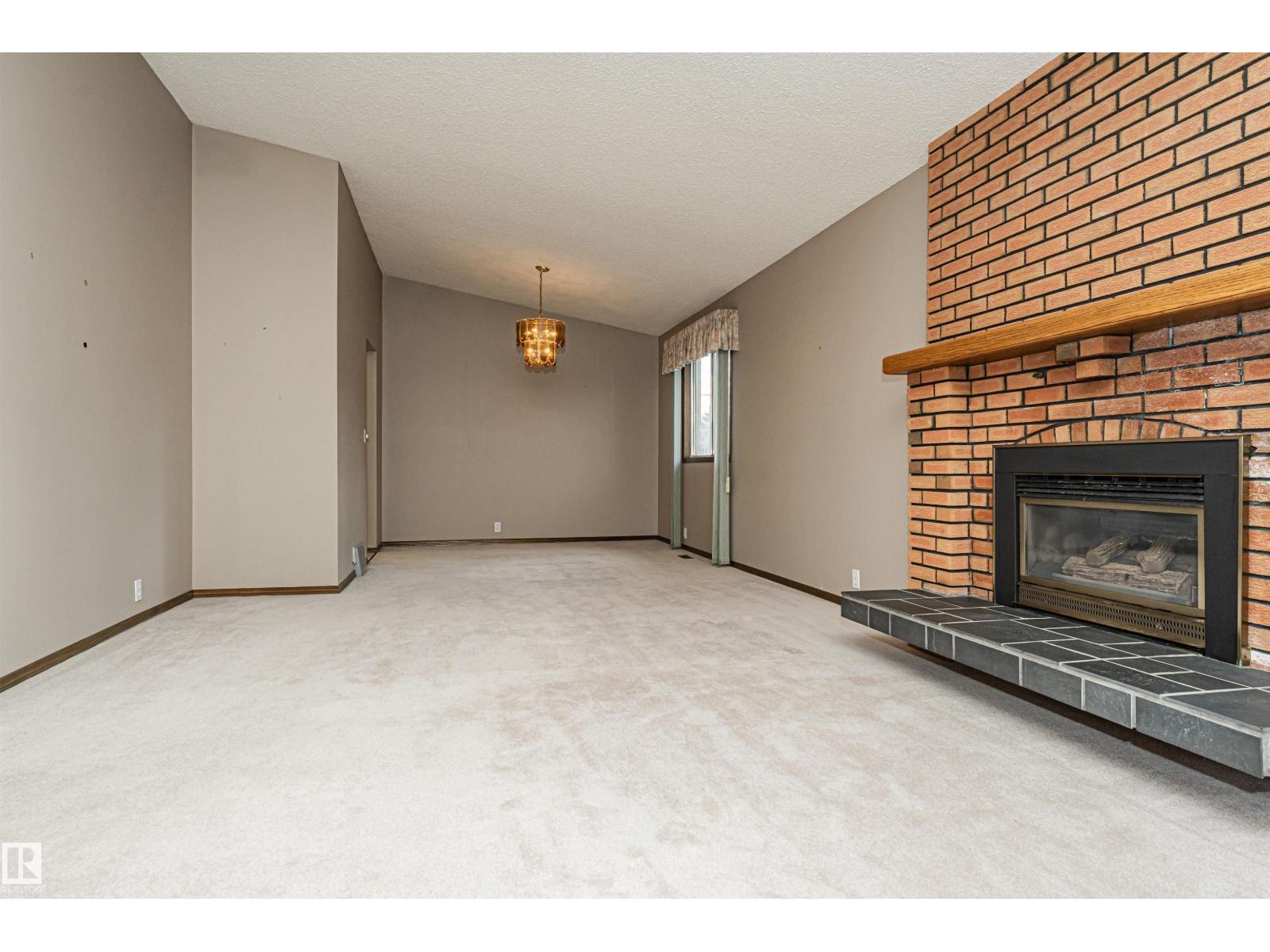 15903 111 ST NW