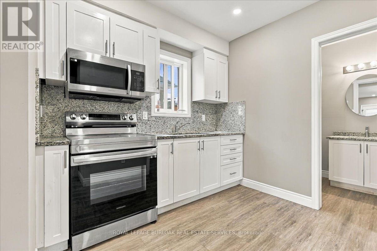 Upper - 17 Eby Street S, Kitchener, Ontario  N2G 3K6 - Photo 5 - X13845352