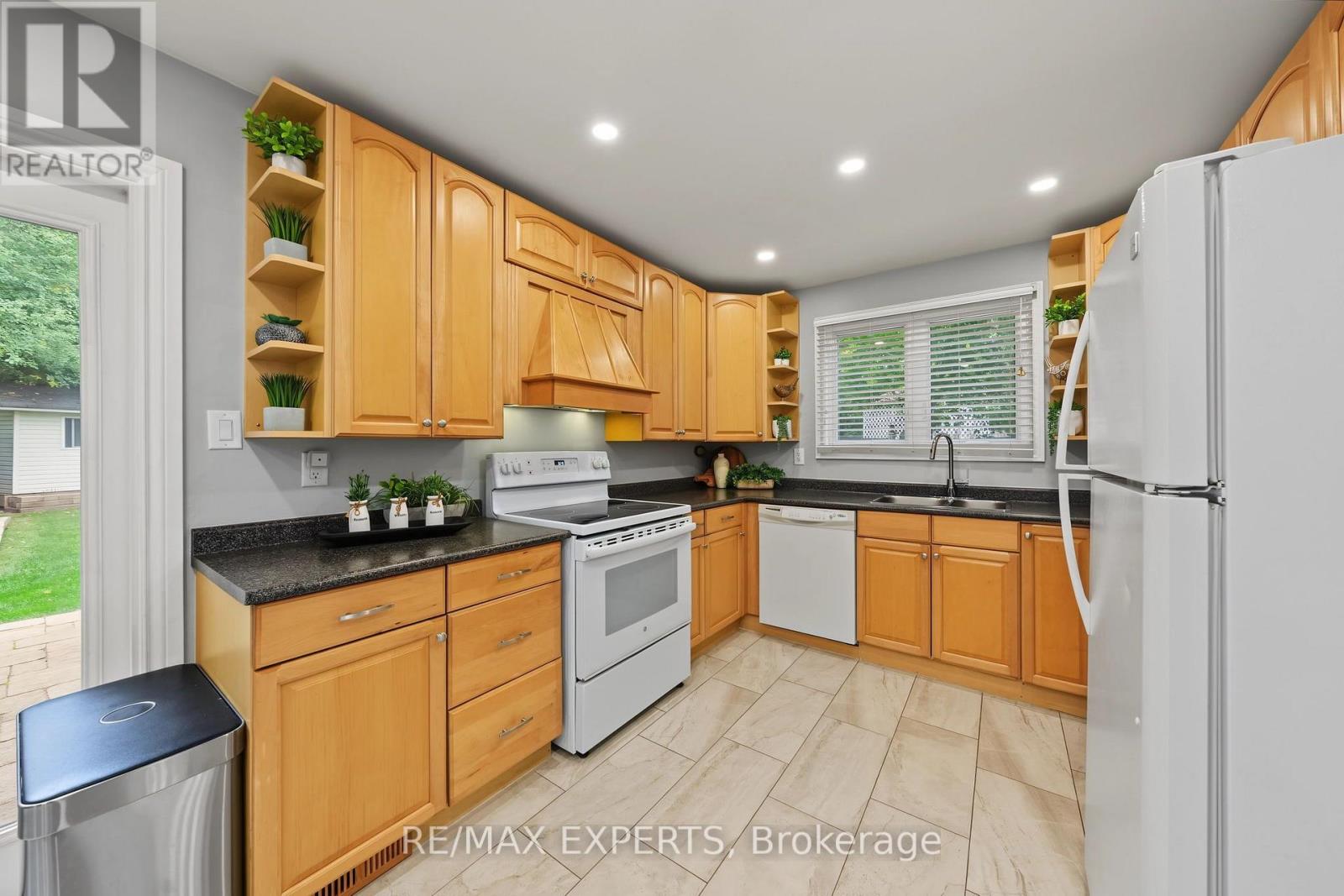 326 Oakwood Court, Newmarket (Huron Heights-Leslie Valley), Ontario  L3Y 3C8 - Photo 13 - N13846784