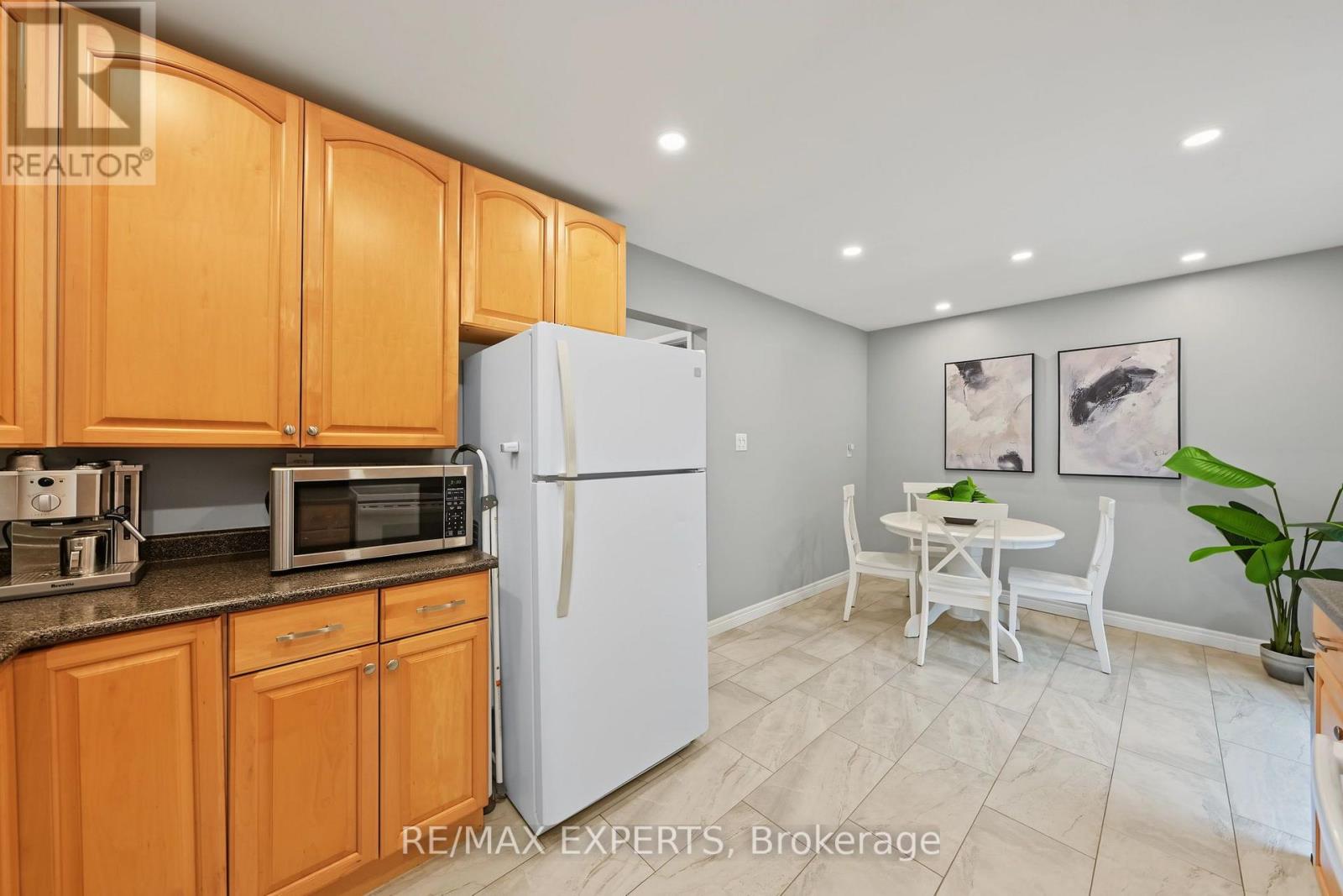 326 Oakwood Court, Newmarket (Huron Heights-Leslie Valley), Ontario  L3Y 3C8 - Photo 16 - N13846784