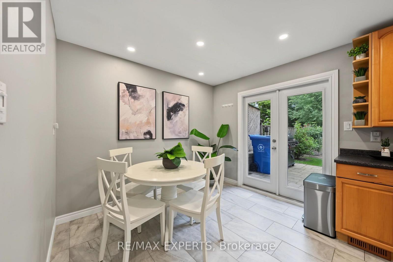 326 Oakwood Court, Newmarket (Huron Heights-Leslie Valley), Ontario  L3Y 3C8 - Photo 18 - N13846784