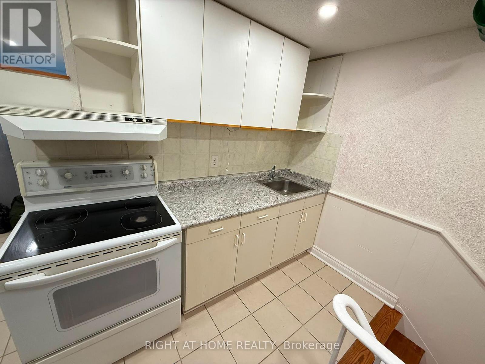 Bsmt - 4154 Sunflower Drive, Mississauga (Erin Mills), Ontario  L5L 2L5 - Photo 7 - W13846740