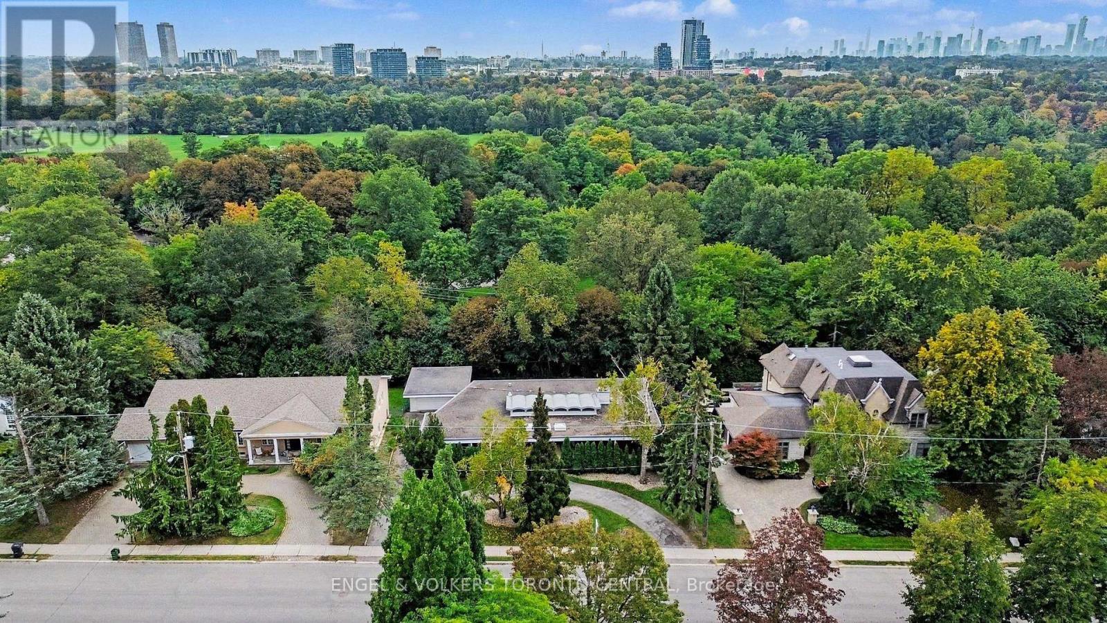 11 Suncrest Drive, Toronto, Ontario  M3C 2L1 - Photo 12 - C13845982