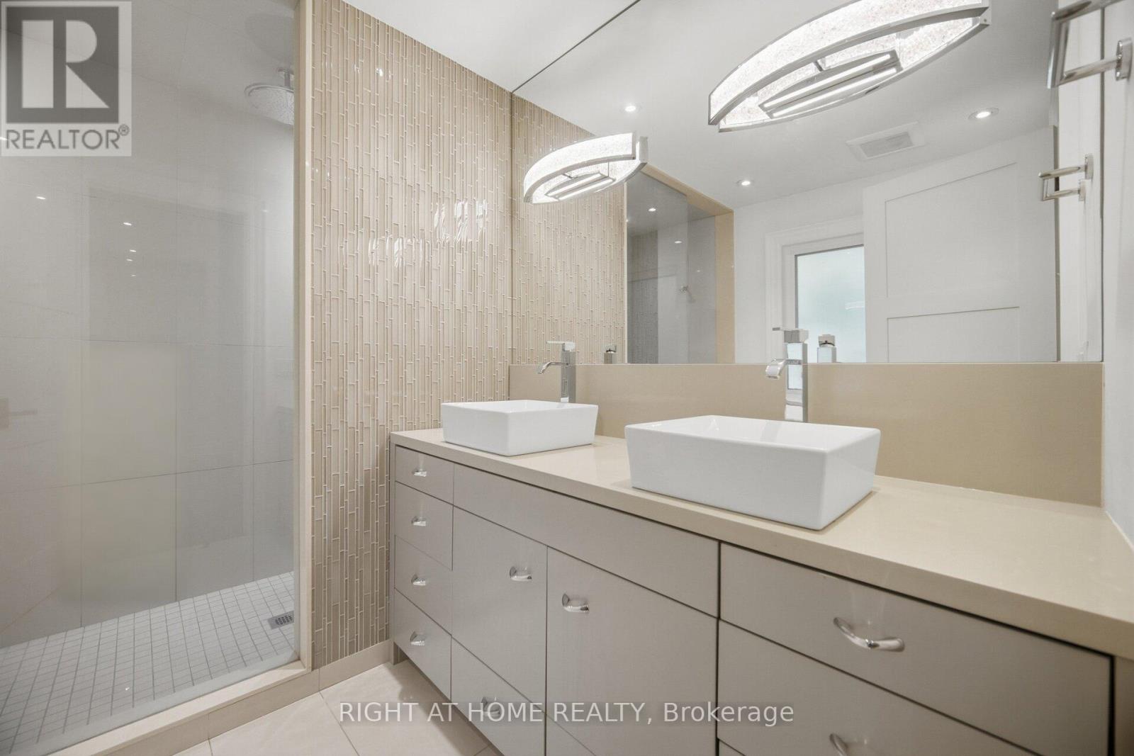 1037 Lakeshore Road W, Oakville, Ontario  L6L 1E7 - Photo 29 - W13830092