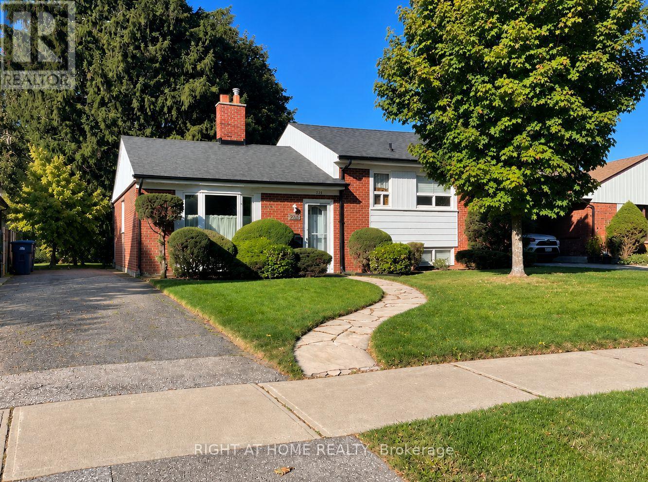 223 ELLENDALE DRIVE, Toronto, Ontario