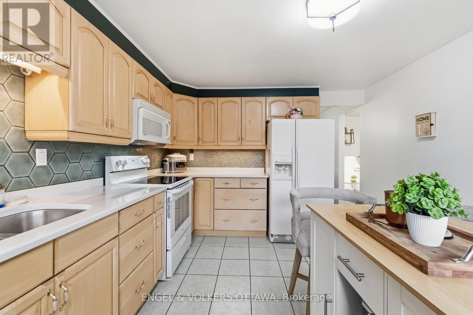 18 - 2 Bertona Street, Ottawa, Ontario  K2G 0W2 - Photo 19 - X13846878