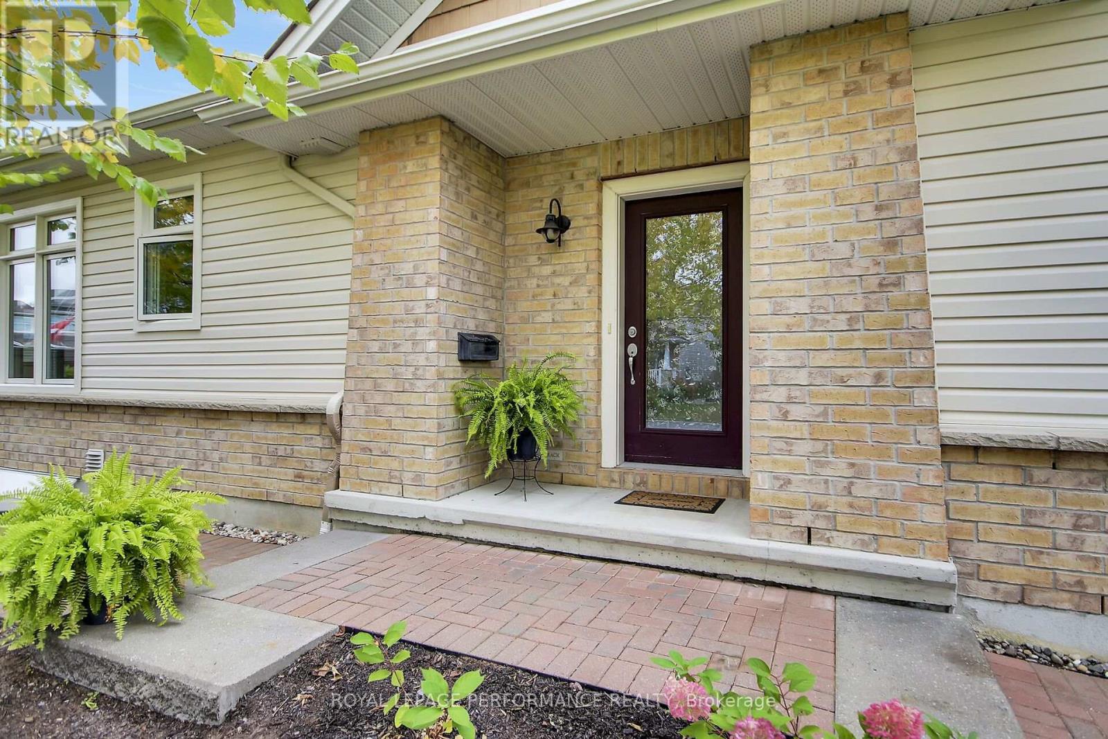 $624,900522 Silverbell Crescent, Ottawa, Ontario
