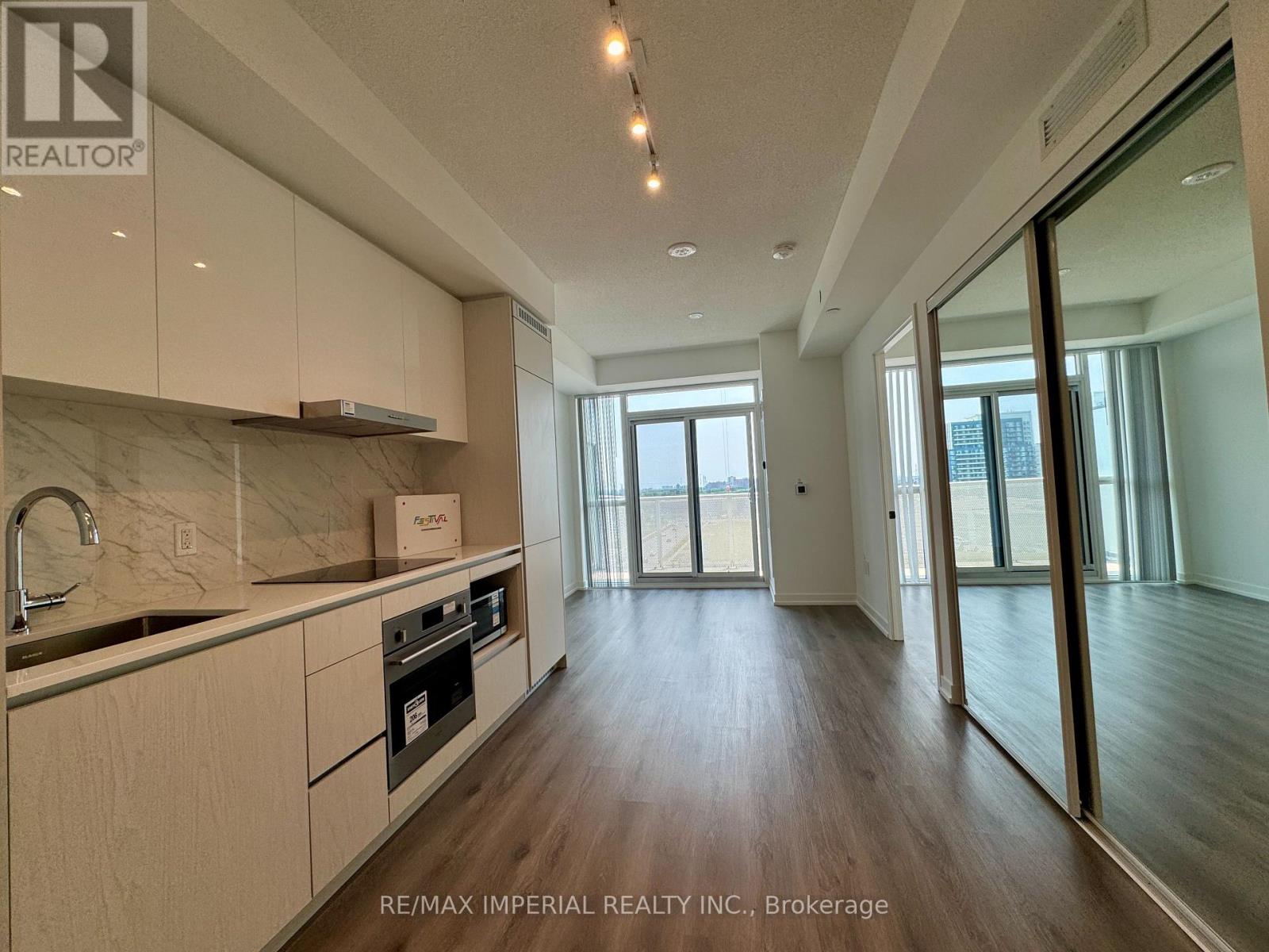 811 - 28 Interchange Way, Vaughan, Ontario  L4K 0P8 - Photo 4 - N13847174