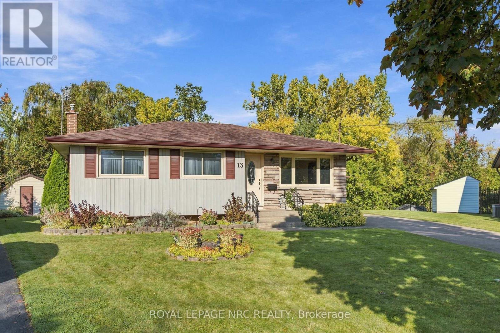 13 Hardwood Grove, St. Catharines, Ontario  L2P 1K3 - Photo 2 - X13846836