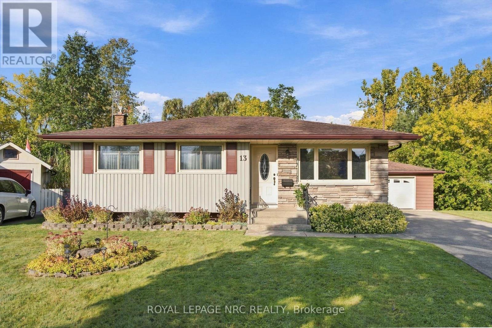 13 Hardwood Grove, St. Catharines, Ontario  L2P 1K3 - Photo 3 - X13846836
