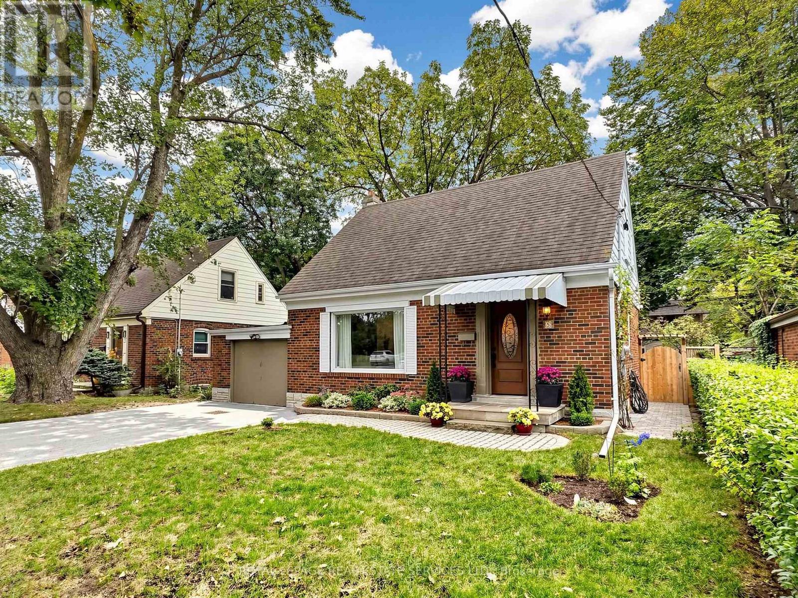 5 AMBLESIDE AVENUE