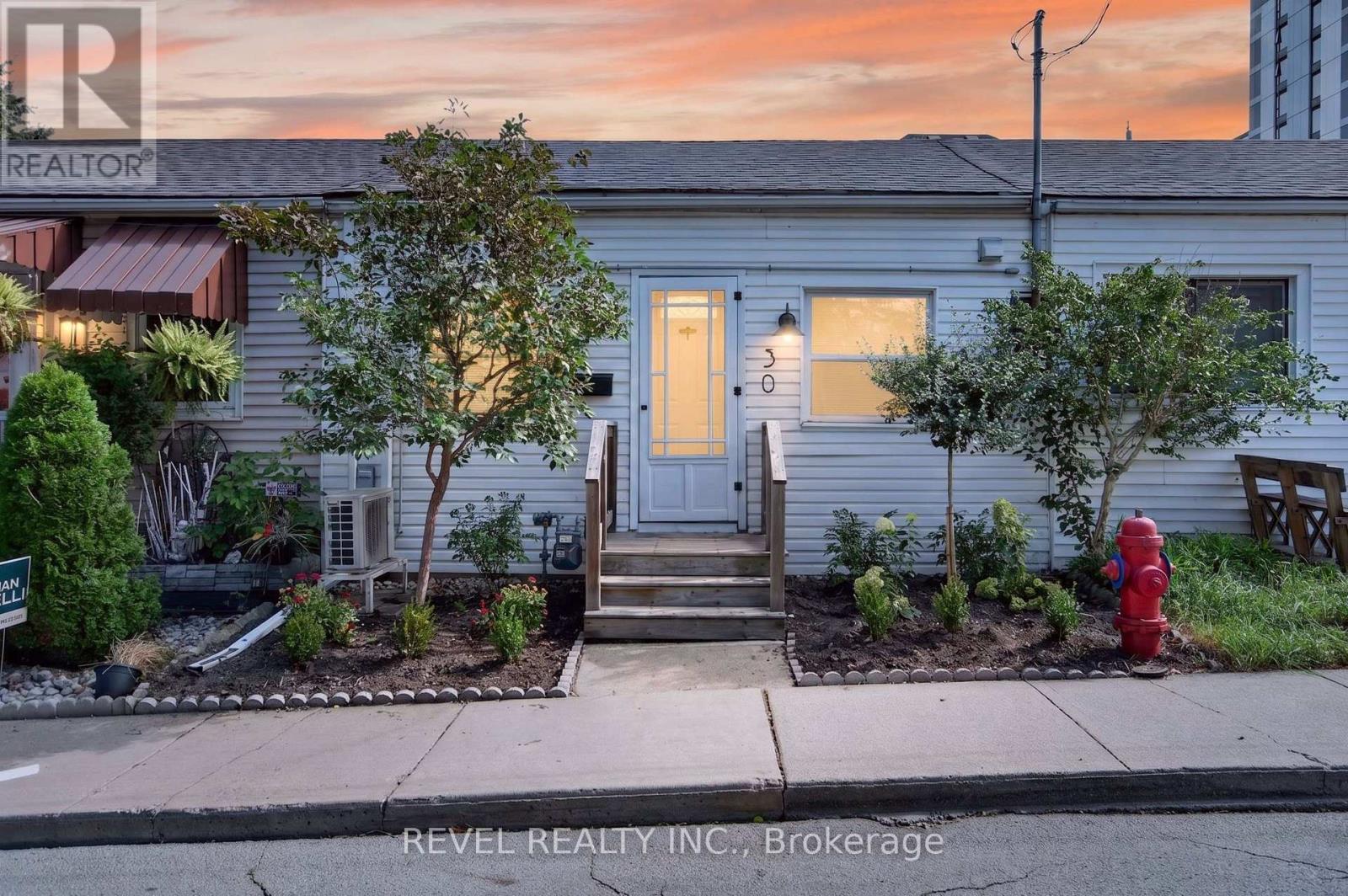 30 RAY STREET N, Hamilton, Ontario