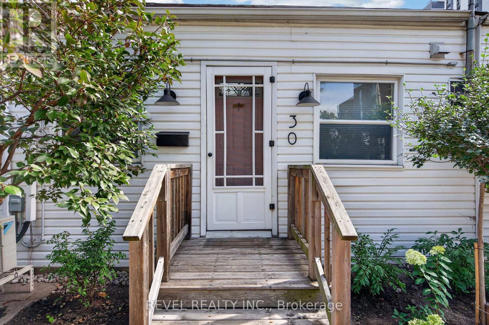 30 Ray Street N, Hamilton, Ontario  L8R 2X4 - Photo 3 - X13847018