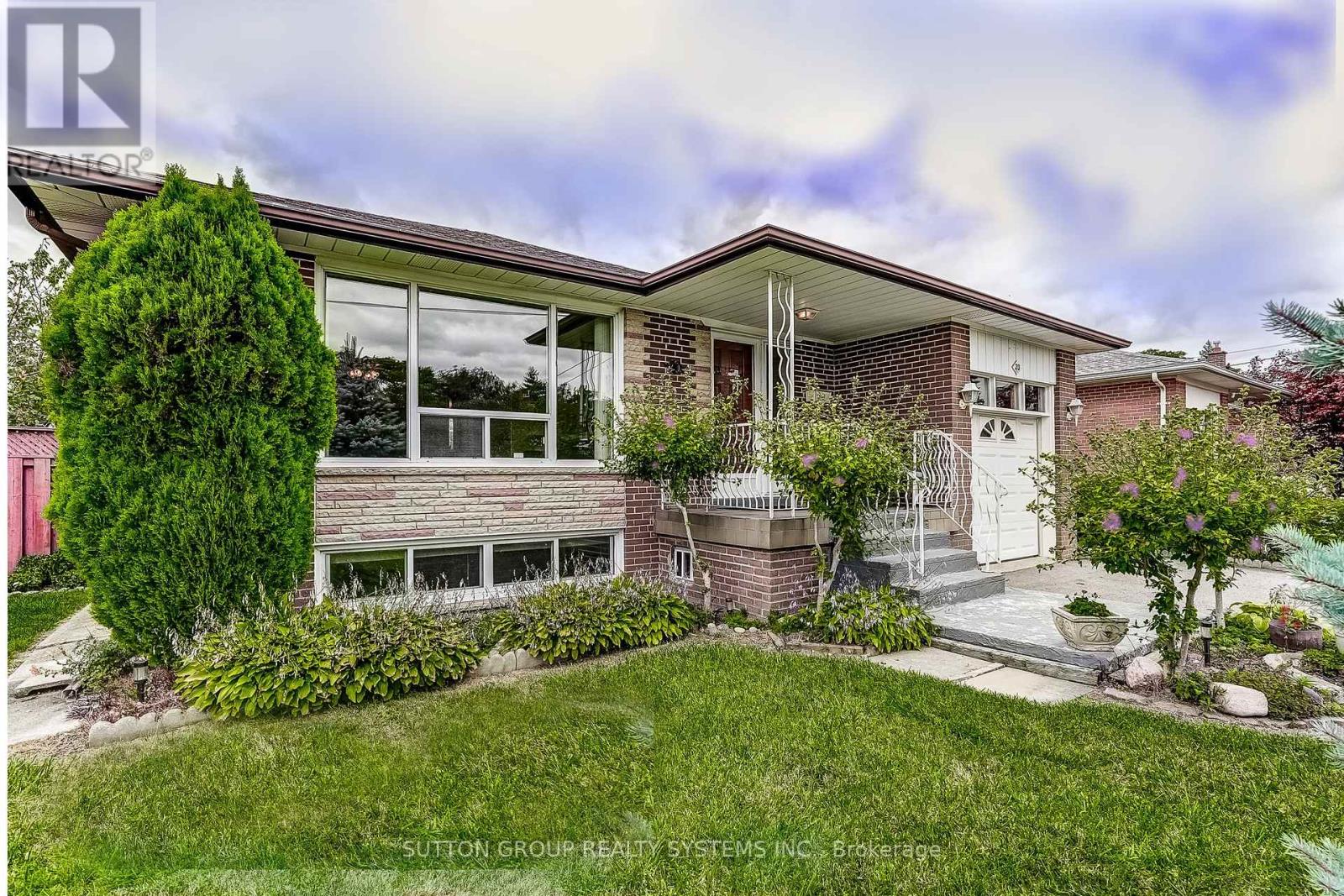 20 Taysham Crescent, Toronto, Ontario  M9V 1X2 - Photo 2 - W13768576