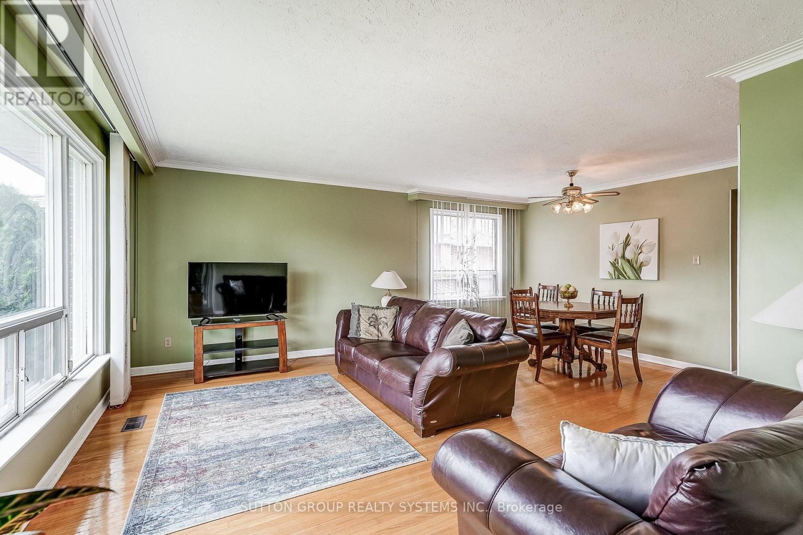 20 Taysham Crescent, Toronto, Ontario  M9V 1X2 - Photo 7 - W13768576