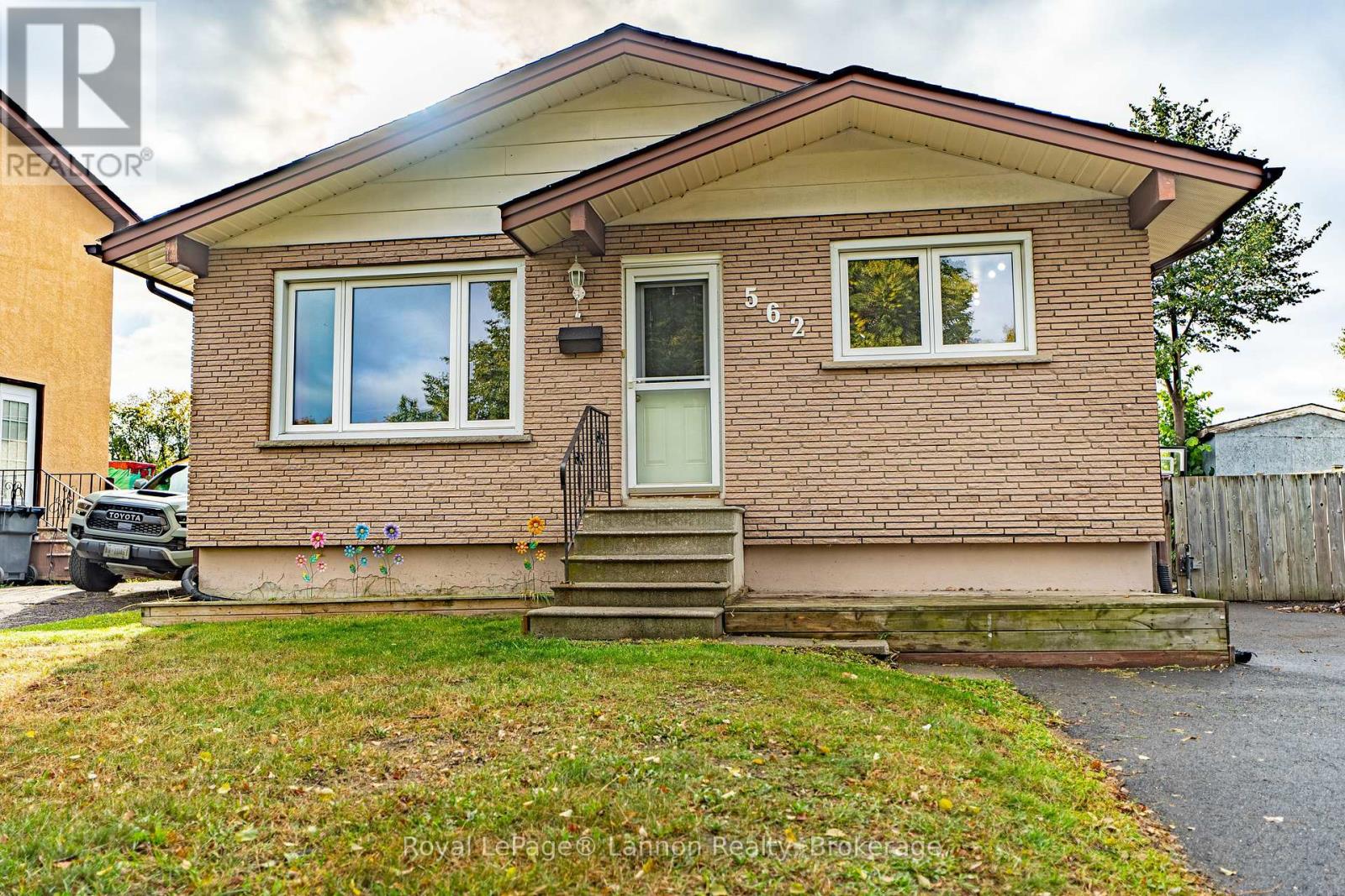 562 Simon Fraser Drive, Thunder Bay, Ontario  P7C 5B4 - Photo 2 - X13847796