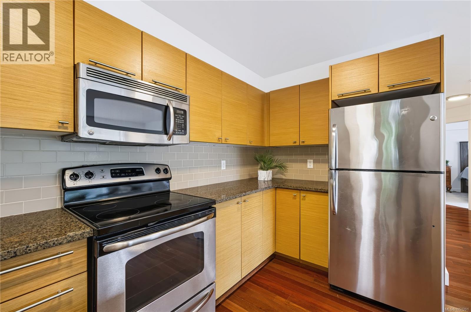 314 1315 Esquimalt Rd