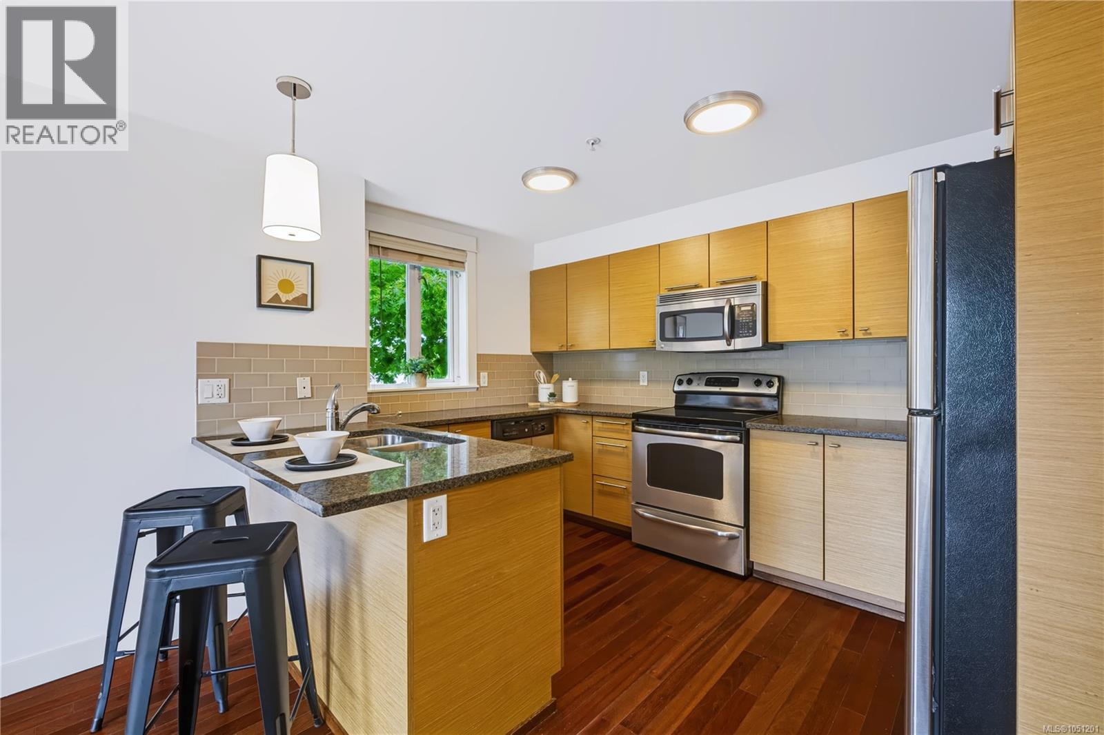 314 1315 Esquimalt Rd