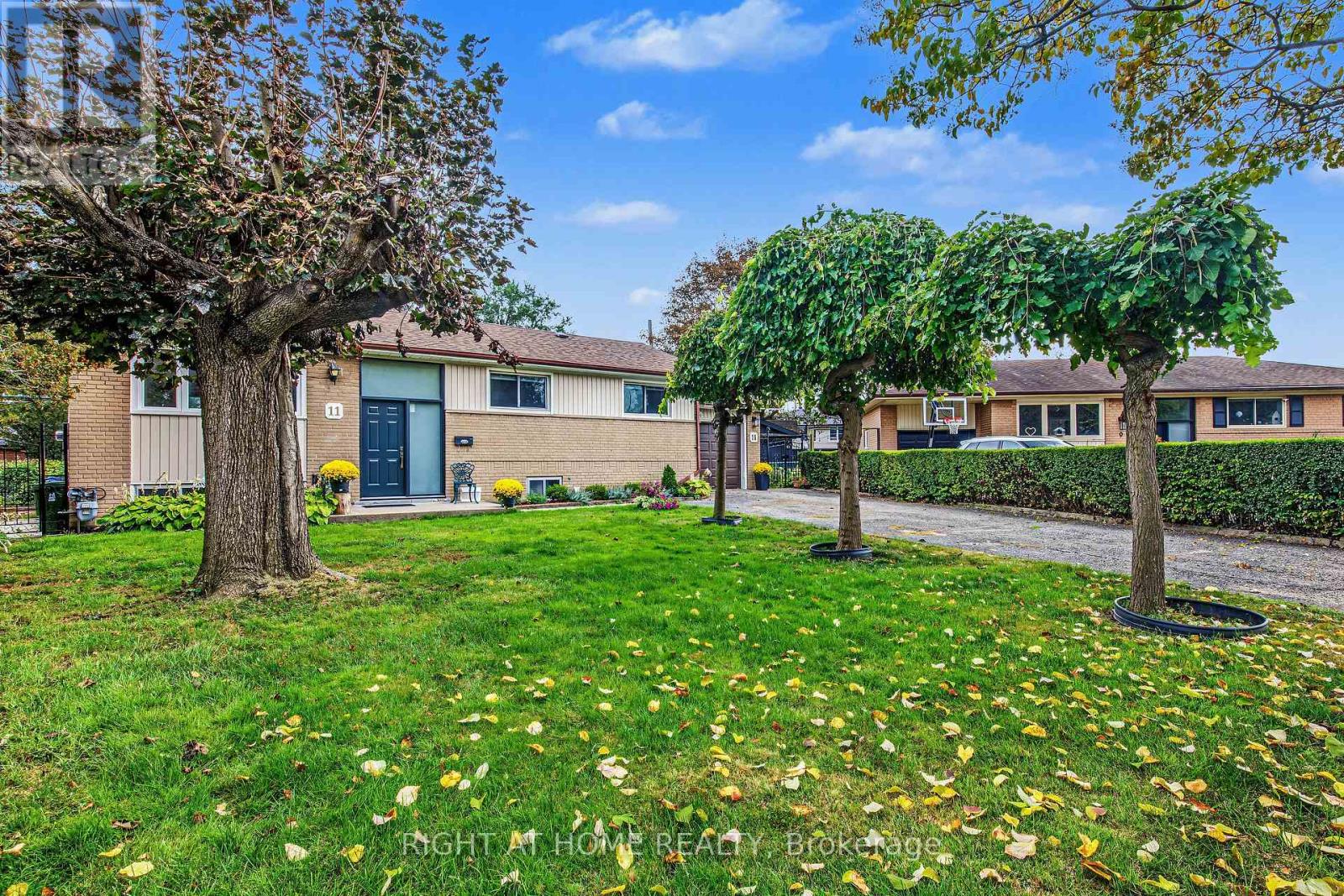 11 FAREHAM CRESCENT, Toronto, Ontario