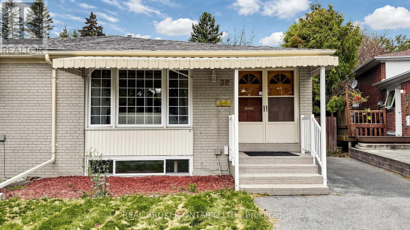 32 CAIRNSIDE CRESCENT, Toronto, Ontario