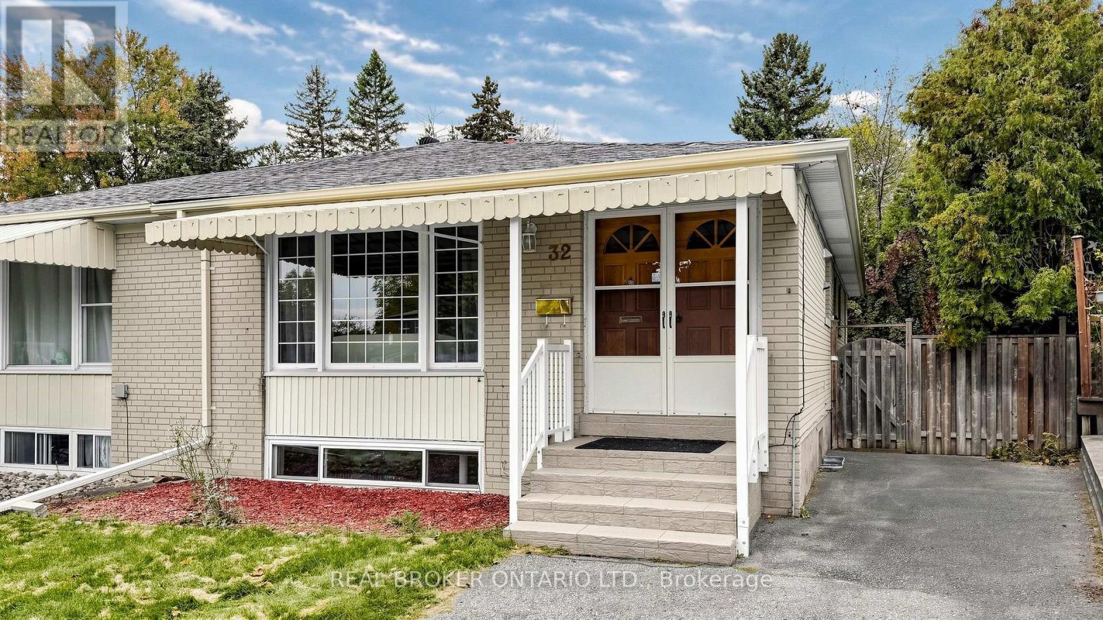 32 Cairnside Crescent, Toronto, Ontario  M2J 3M8 - Photo 2 - C13847810