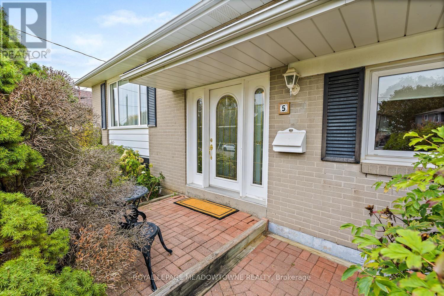 5 Lucinda Place, Halton Hills, Ontario  L7G 1J8 - Photo 4 - W13847394