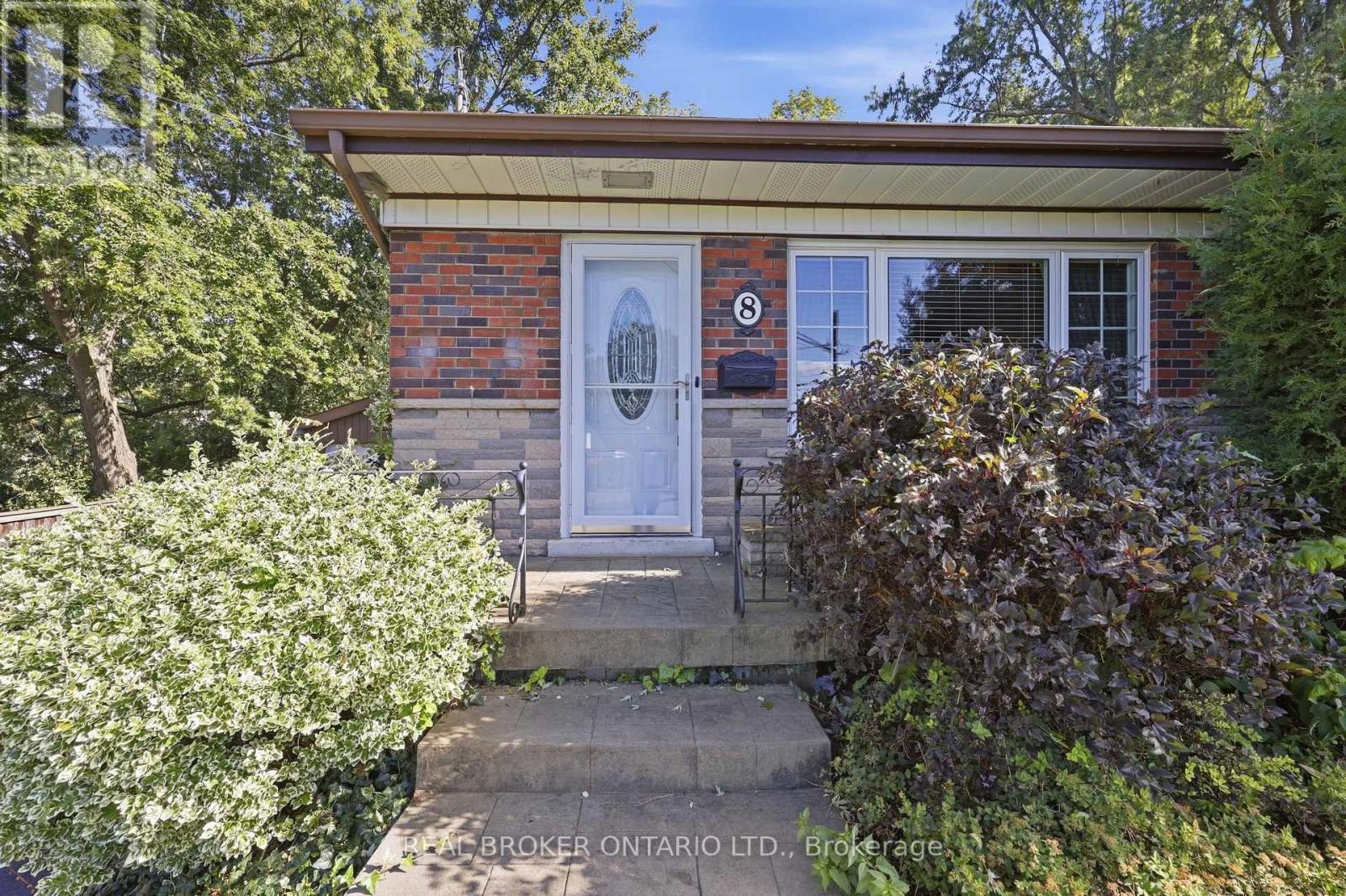 8 Hill Place, Hamilton, Ontario  L8G 2W3 - Photo 4 - X13847874