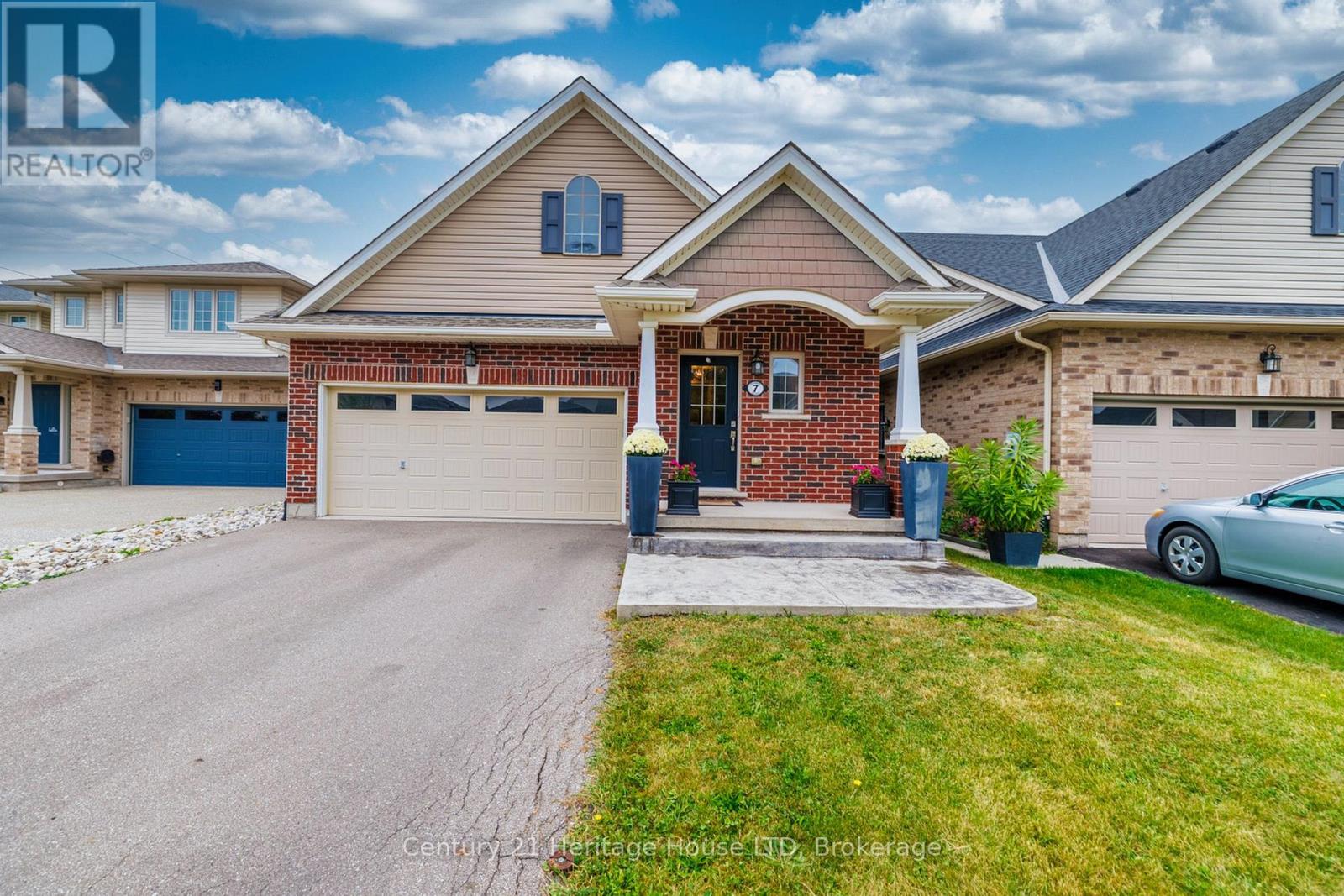 7 Kenmar Court, St. Catharines, Ontario  L2P 0E4 - Photo 2 - X13847906