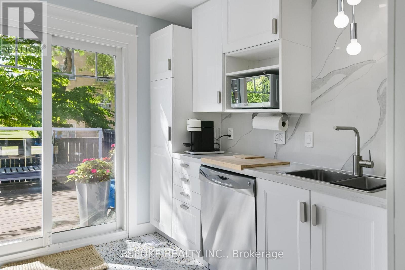 76 Hiltz Avenue, Toronto, Ontario  M4L 2N5 - Photo 12 - E13847962