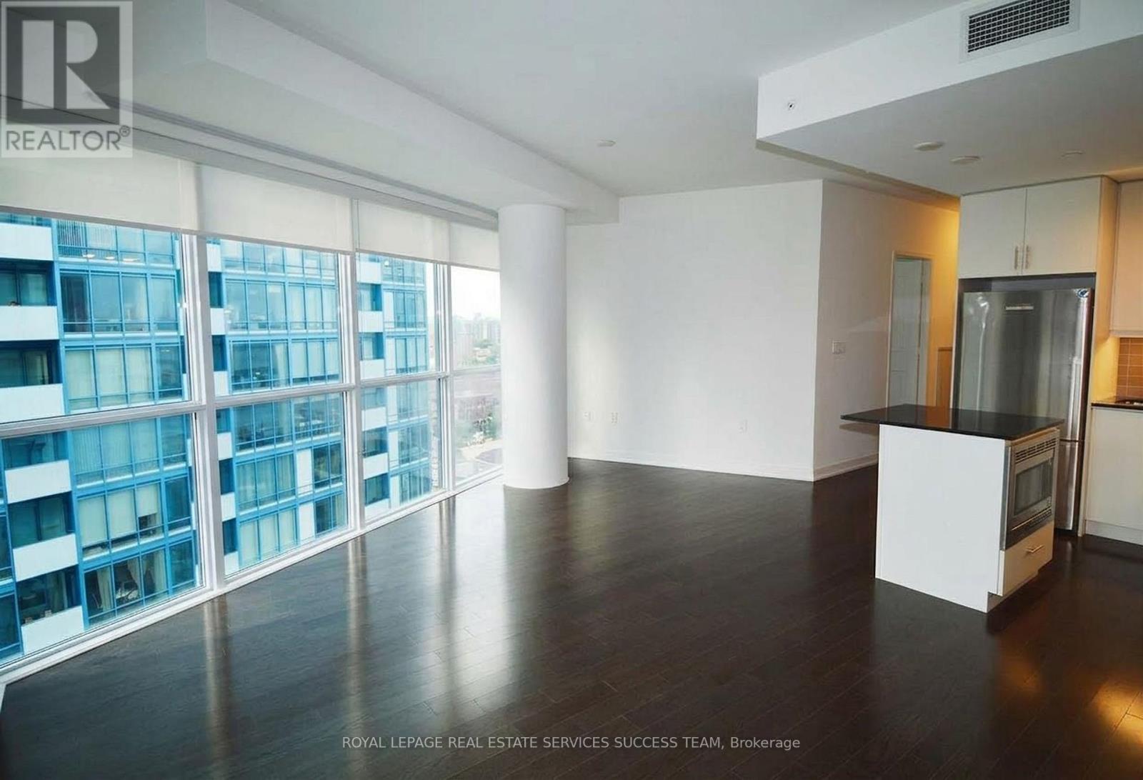 2004 - 1 The Esplanade, Toronto, Ontario  M5E 0A8 - Photo 2 - C13839474