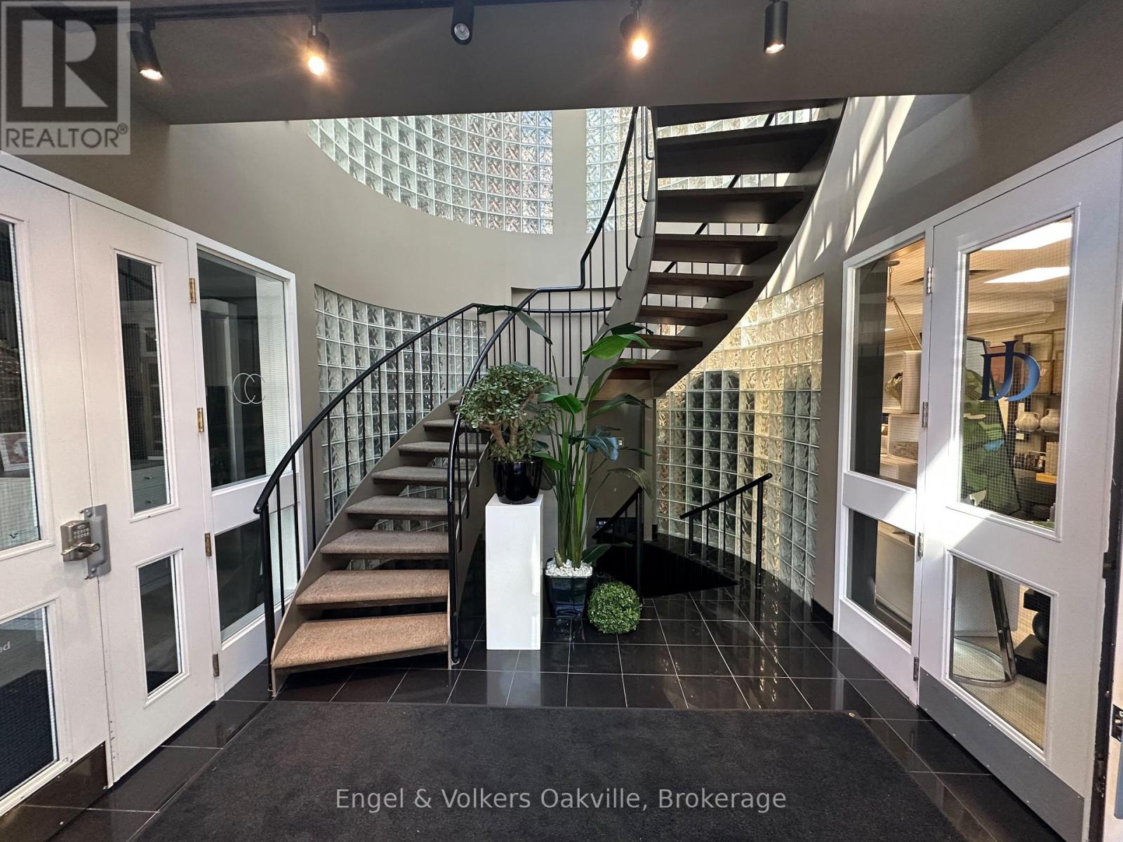 104 - 146 Lakeshore Road E, Oakville, Ontario  L6J 1H4 - Photo 2 - W13848134