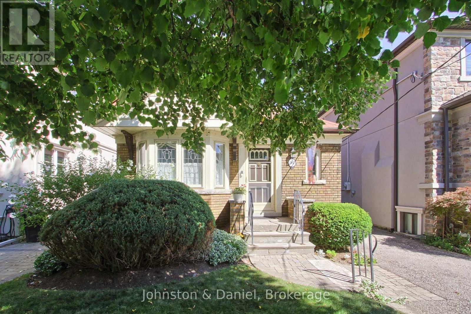 162 DONLEA DRIVE Toronto (Leaside) Ontario Canada M4G2M8 2