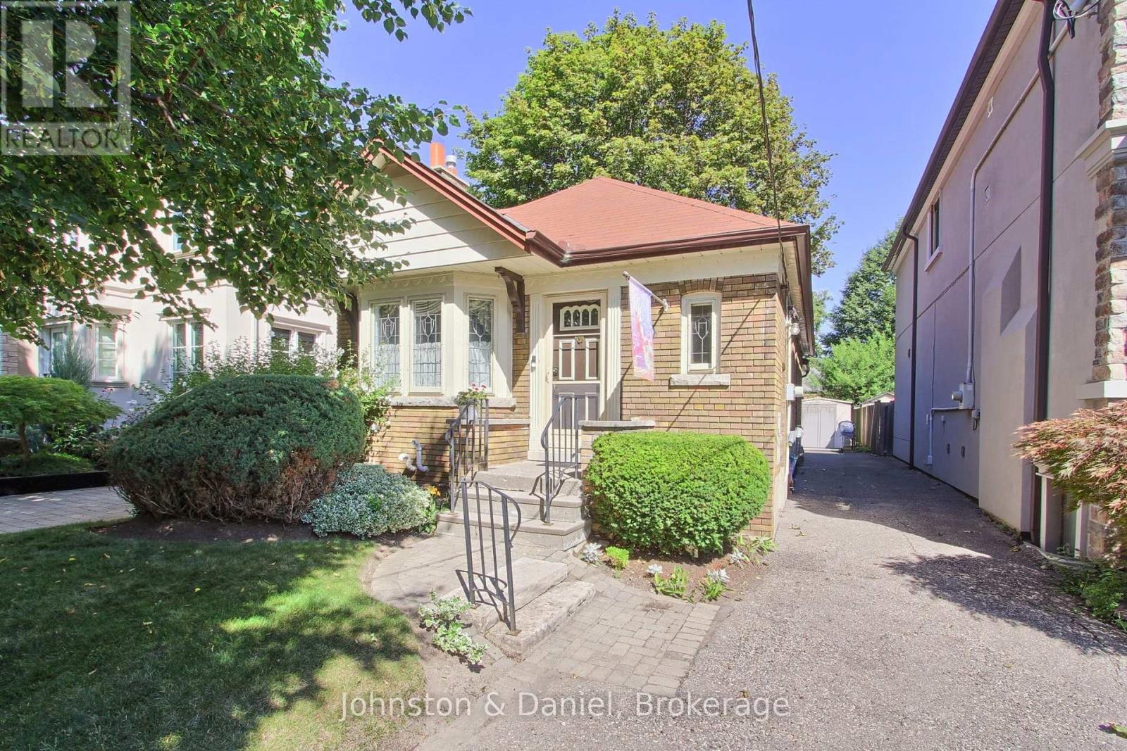 162 DONLEA DRIVE Toronto (Leaside) Ontario Canada M4G2M8 3