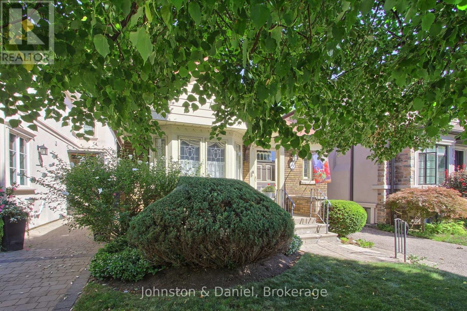 162 DONLEA DRIVE Toronto (Leaside) Ontario Canada M4G2M8 4