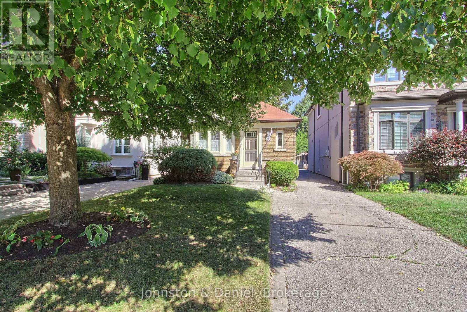 162 DONLEA DRIVE Toronto (Leaside) Ontario Canada M4G2M8 5