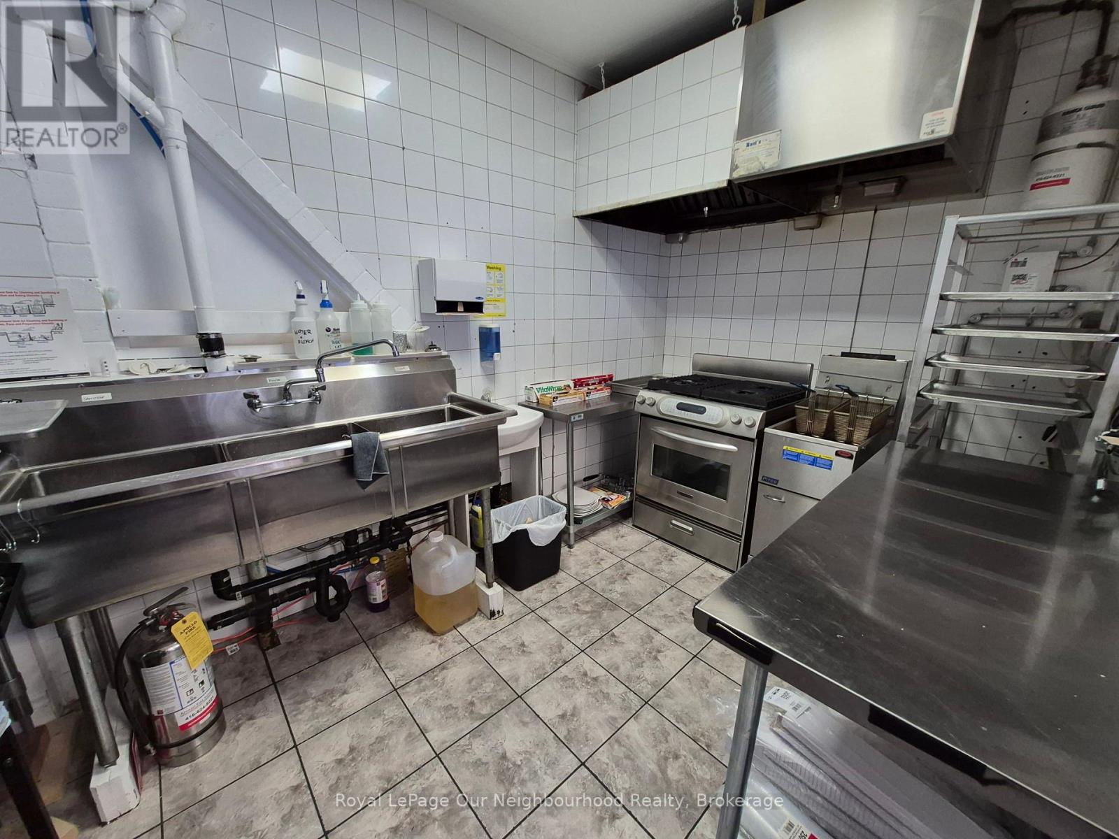 1f & Basement - 3226 Lake Shore Boulevard W, Toronto, Ontario  M8V 1M1 - Photo 4 - W13823858