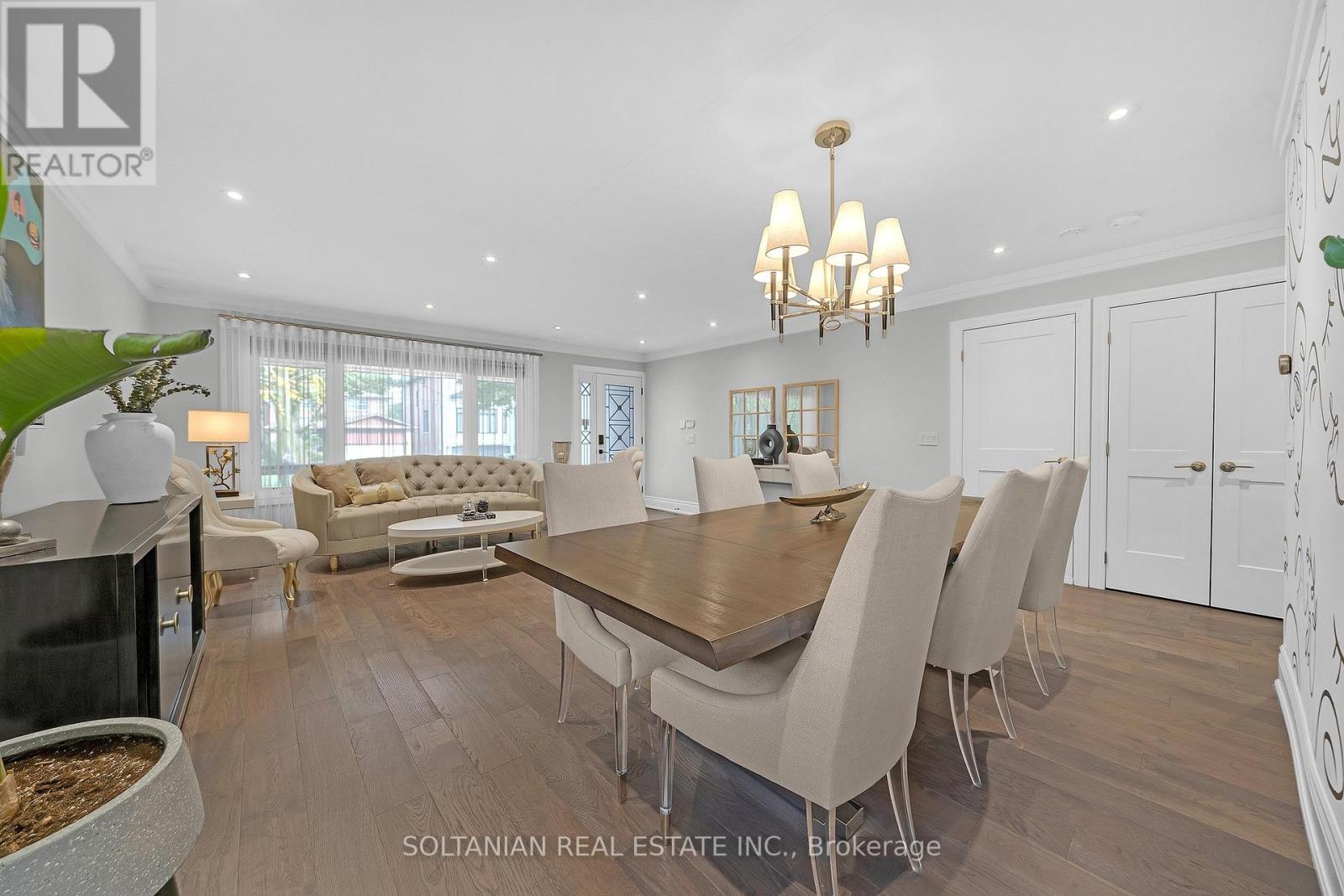 33 MADAWASKA AVENUE, Toronto, Ontario