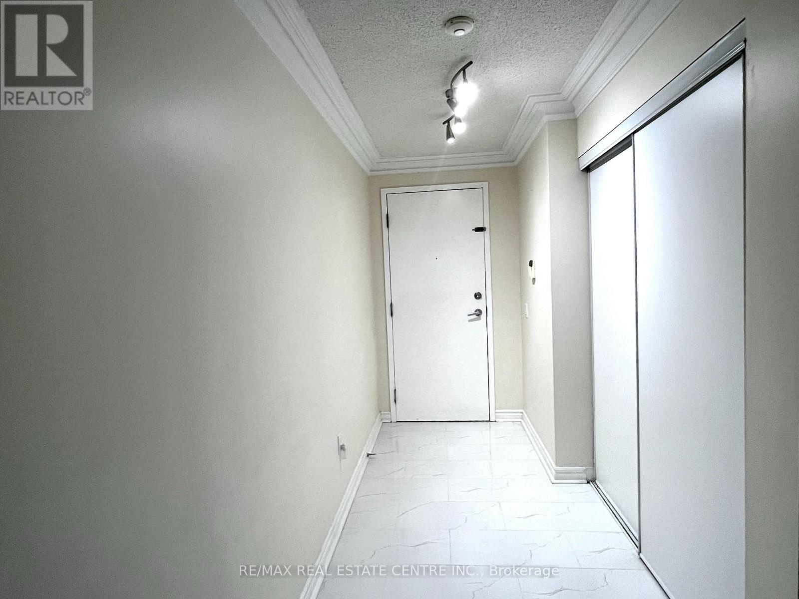 1013 - 55 Strathaven Drive, Mississauga, Ontario  L5R 4G9 - Photo 4 - W13848692
