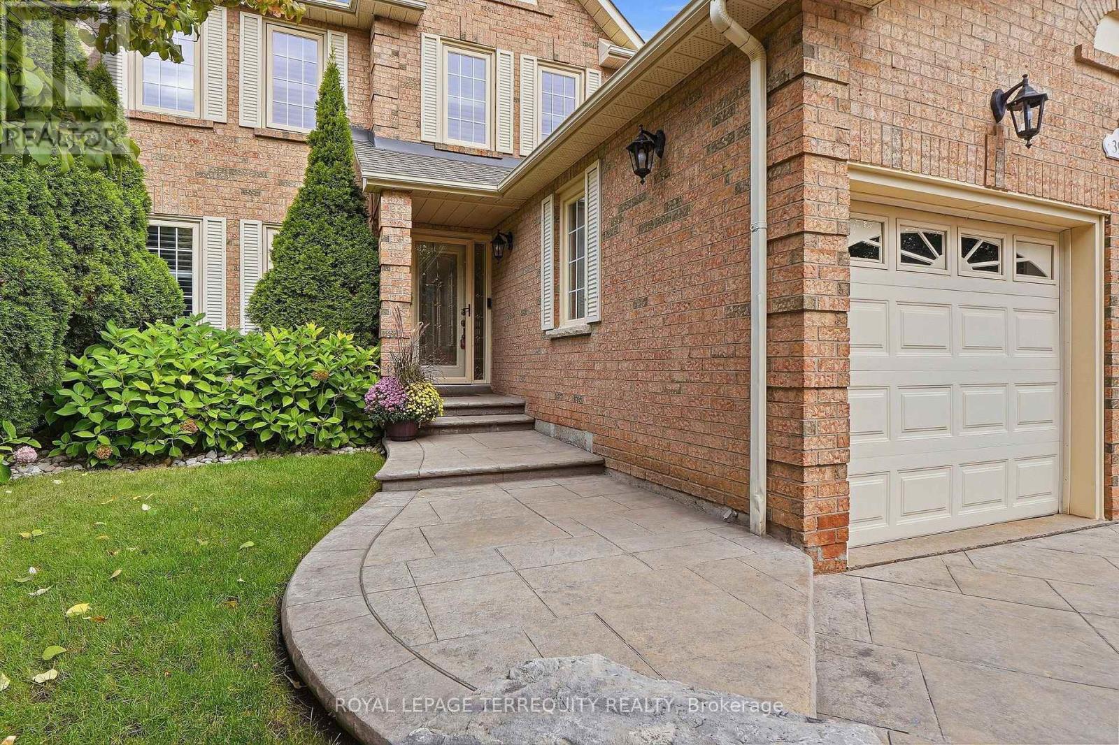 3956 Chadburn Crescent, Mississauga, Ontario  L5L 3X5 - Photo 4 - W13848768