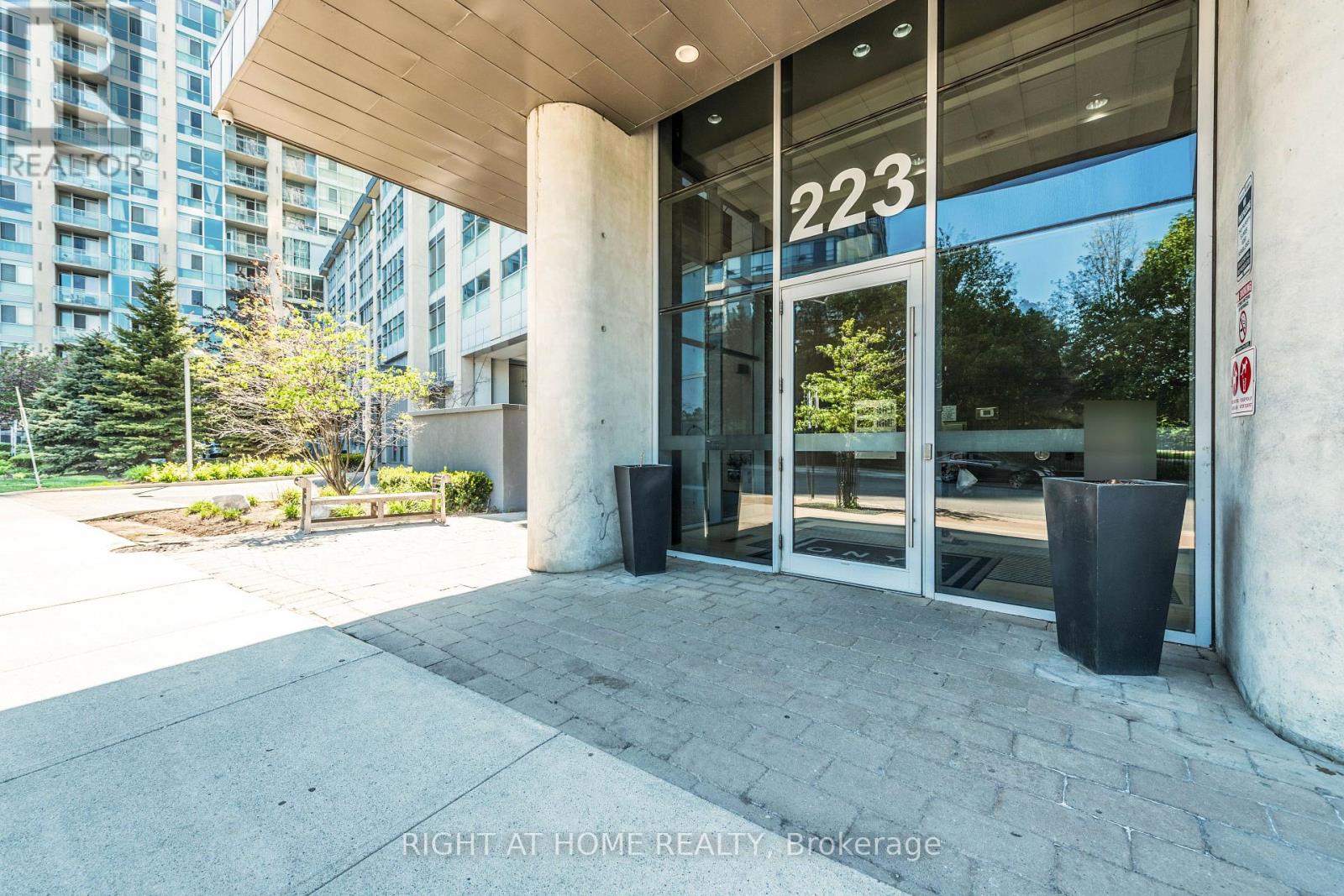 2802 - 223 Webb Drive, Mississauga, Ontario  L5B 0E8 - Photo 3 - W13848782