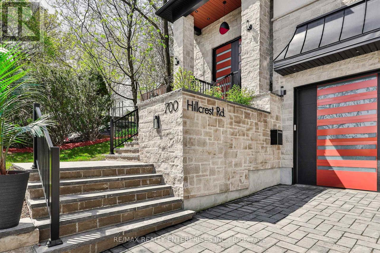 700 HILLCREST ROAD Pickering (West Shore) Ontario Canada L1W2P1 4