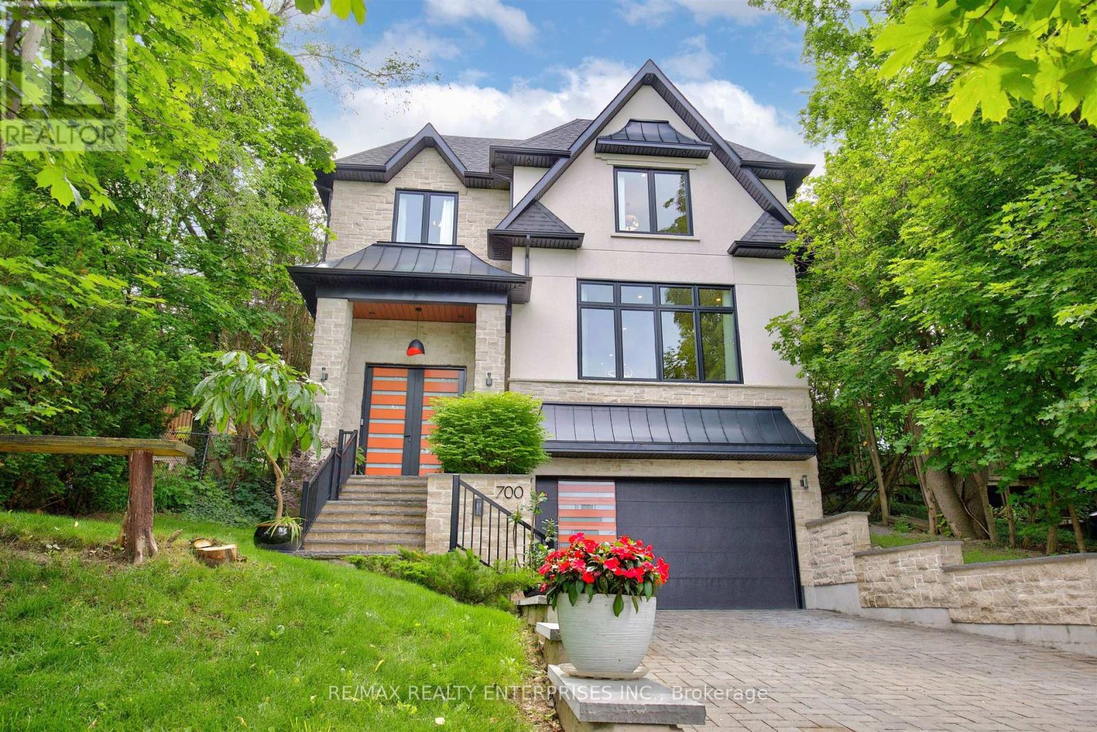 700 HILLCREST ROAD Pickering (West Shore) Ontario Canada L1W2P1 3