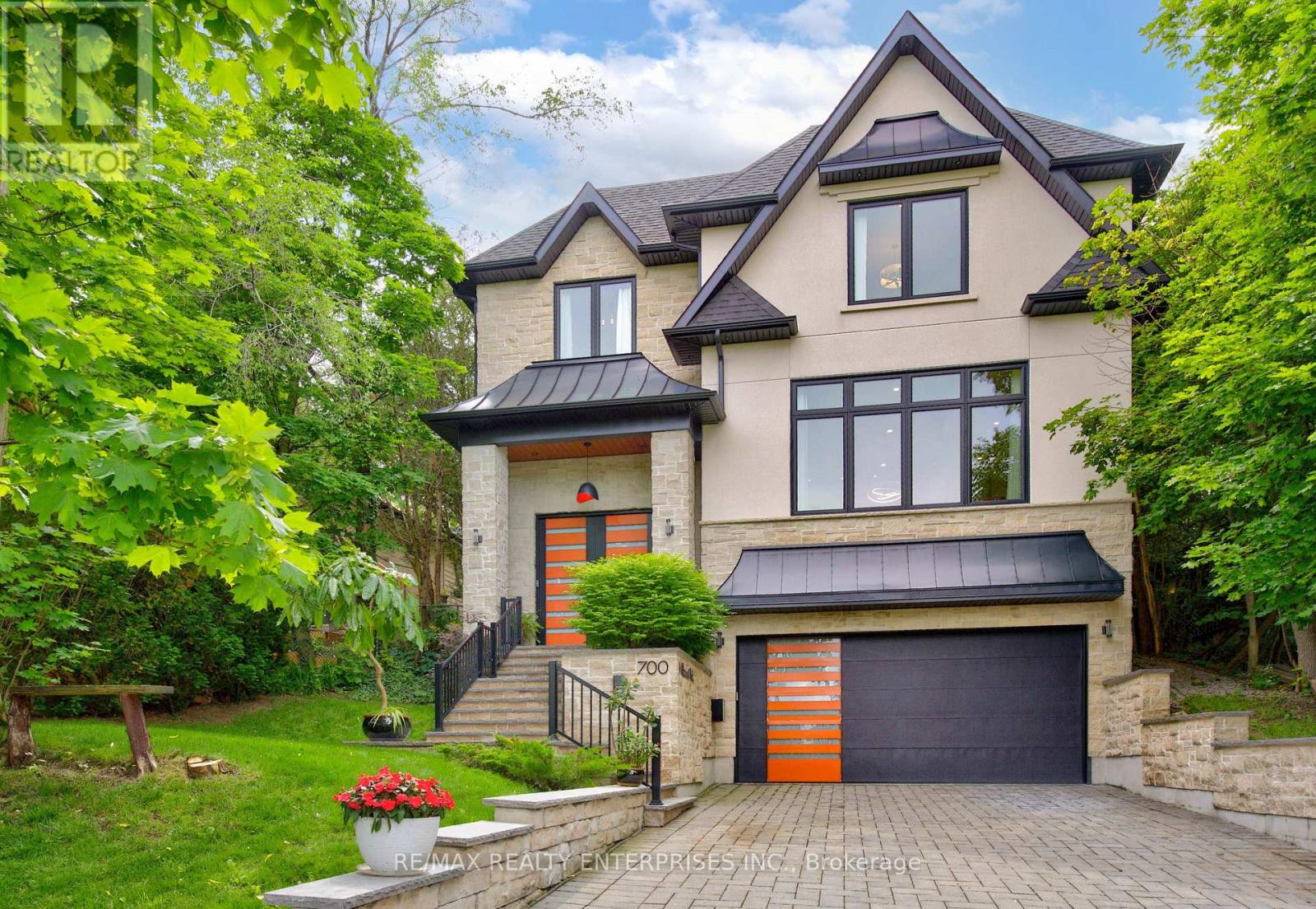 700 HILLCREST ROAD Pickering (West Shore) Ontario Canada L1W2P1 2