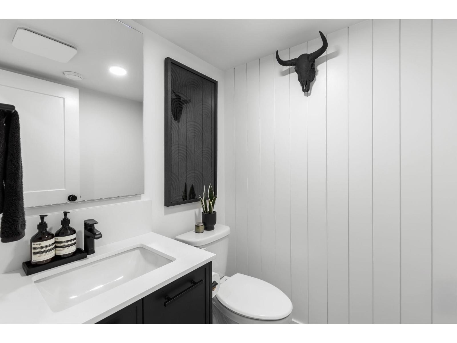44 2886 MONTROSE AVENUE
