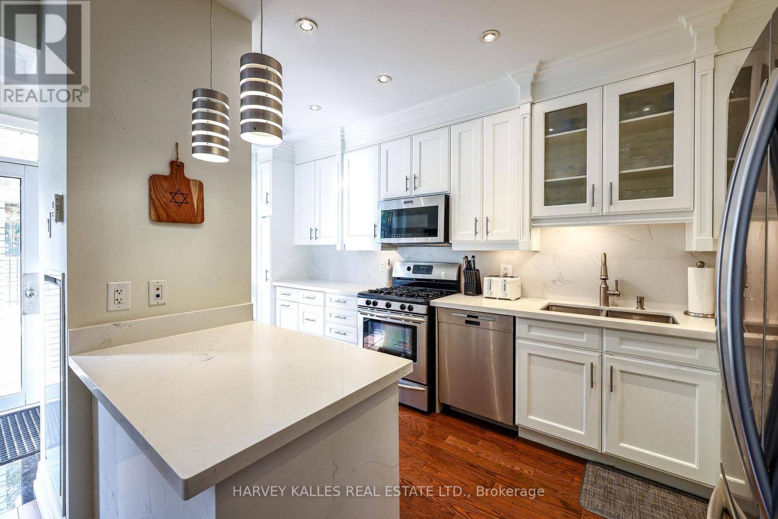 Th9 - 21 Burkebrook Place, Toronto, Ontario  M4G 0A2 - Photo 10 - C13849062