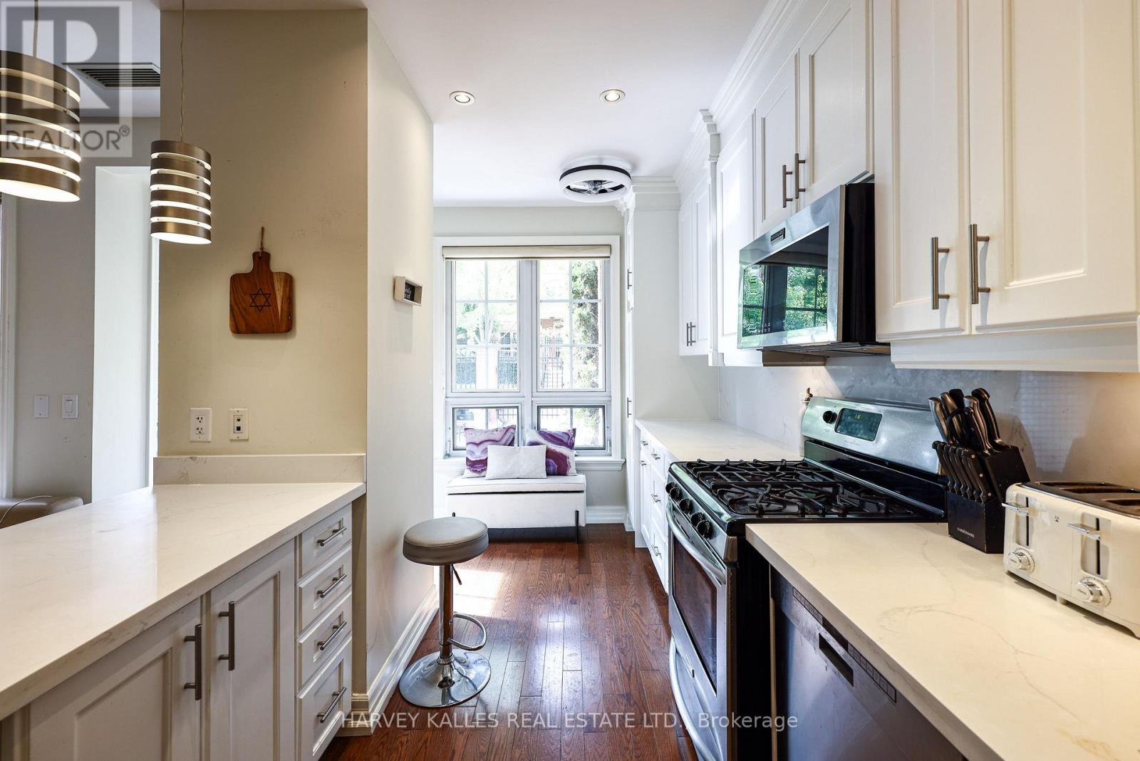 Th9 - 21 Burkebrook Place, Toronto, Ontario  M4G 0A2 - Photo 8 - C13849062